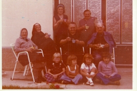 1970er o. E. Strobl, M. Sonnleitner, sitzend Fr. Maur, Fr. Strobl, M. Dürr, A. Strobl, Kinder. Karin, Petra, Bettina, Liane 27RW