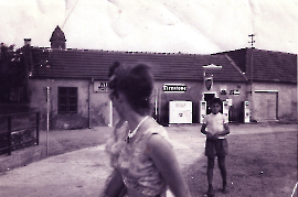 1957 Rudi Suchy bei der BP Tankstelle 2SUR