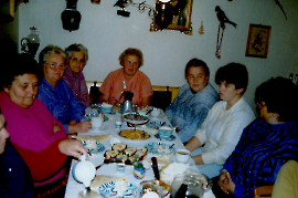 1970er  Kaffeejause in der Windgasse v.l.G. Pethö, Fr. Könnyü, M. Dürr, Erna Ehrenreich, Fr. Hosank, Fr. Fischer, S. Ehrenreich, Hermi Pittnauer 54PI