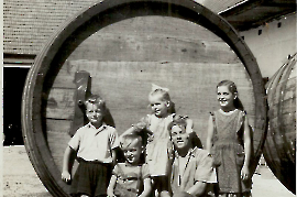 1957 P. Siebenstich Fassbinder mit Kinder 9SIPA