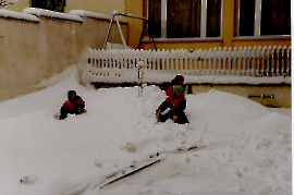 1986 Winter in Zurndorf Neusiedler Gasse Schlittenfahrt im Hof 146ZA