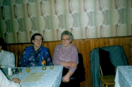 1992 Sportlerball v.l. Rosa Hoffmann, Helene Krieger 26RW