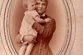 1890er unbekannte Großmutter mit Kind 9UBK