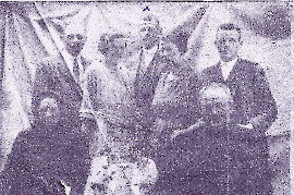 1900er Familie Pamer vorne Großeltern, hvl. Matthias, Andreas, Martin Pamer, l. Resi Niedermayer, Susanne Pschaiden 8PAEL