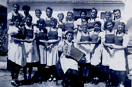 1950 Damen d. Volkstanzgruppe Zurndorf in der Hauptschule 80ME