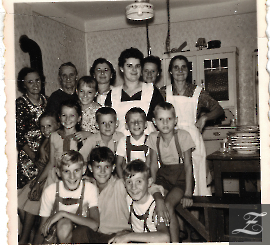 1960er l.v. Erich Dürr, ?, Werner Dürr , vl.o.?, Theresia Wagner, Karoline Dürr, Milly Metzl, ?, Maria Toth,  mitte: Erni, Susi, Irmgard Toth, Mathias Lehner, Paul Weiss, Kurt Metzl 22TOTTO